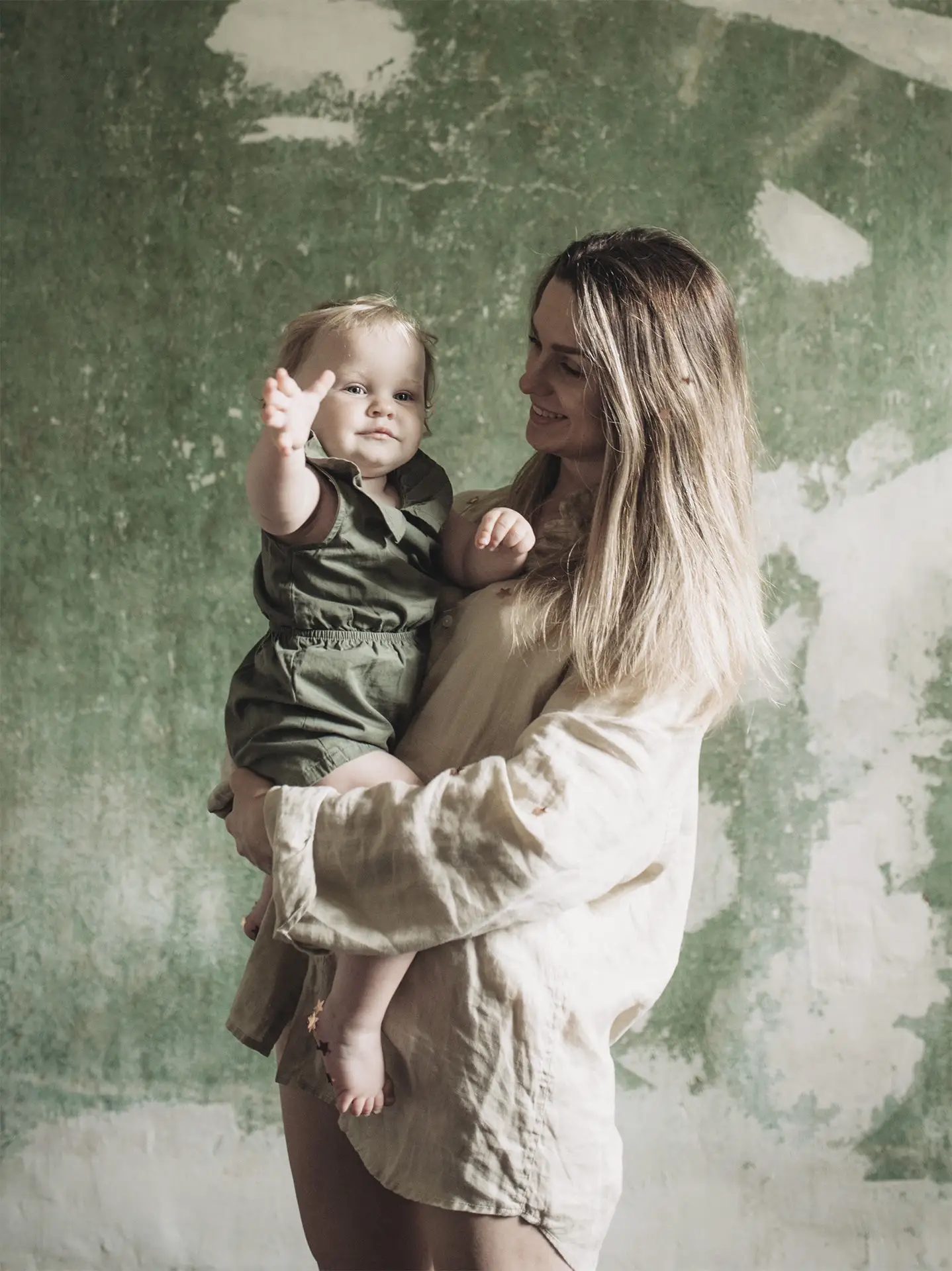 Mamma con in braccio il suo bambino che utilizza i prodotti sostenibili per bambini Made4YourBaby