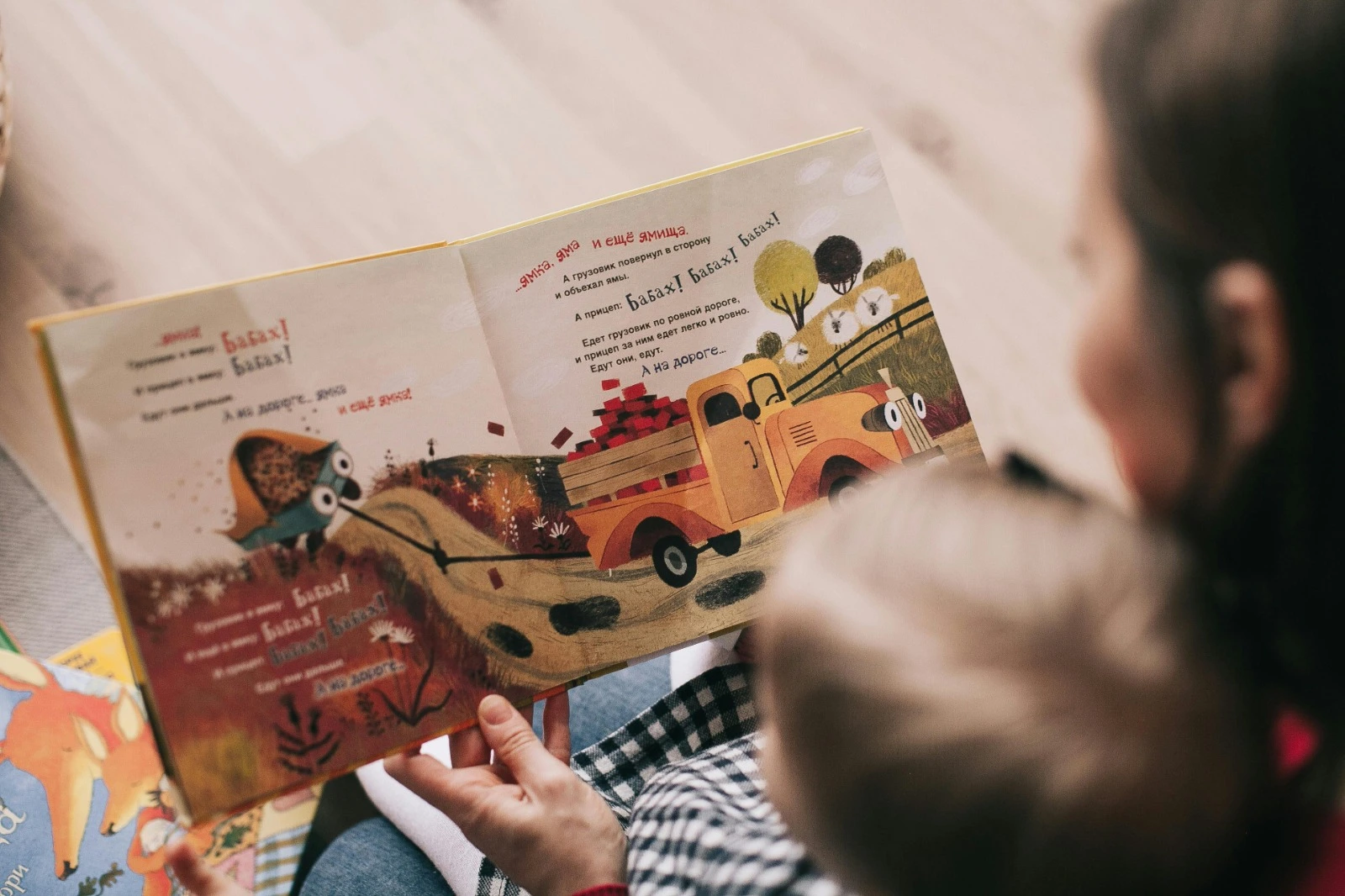 bimbo che legge un libro a tema autunno