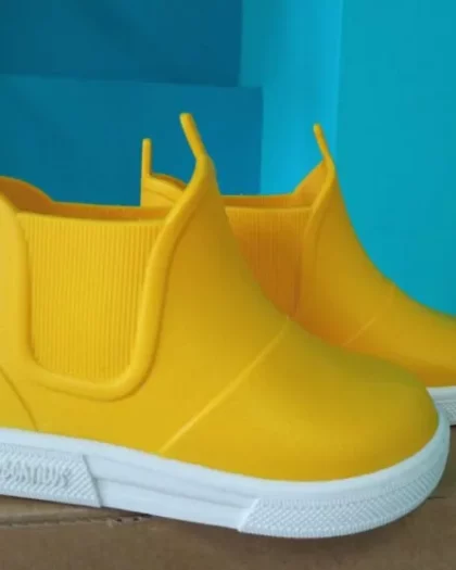 stivaletti pioggia alla caviglia per bambini di colore giallo del marchio boatilus