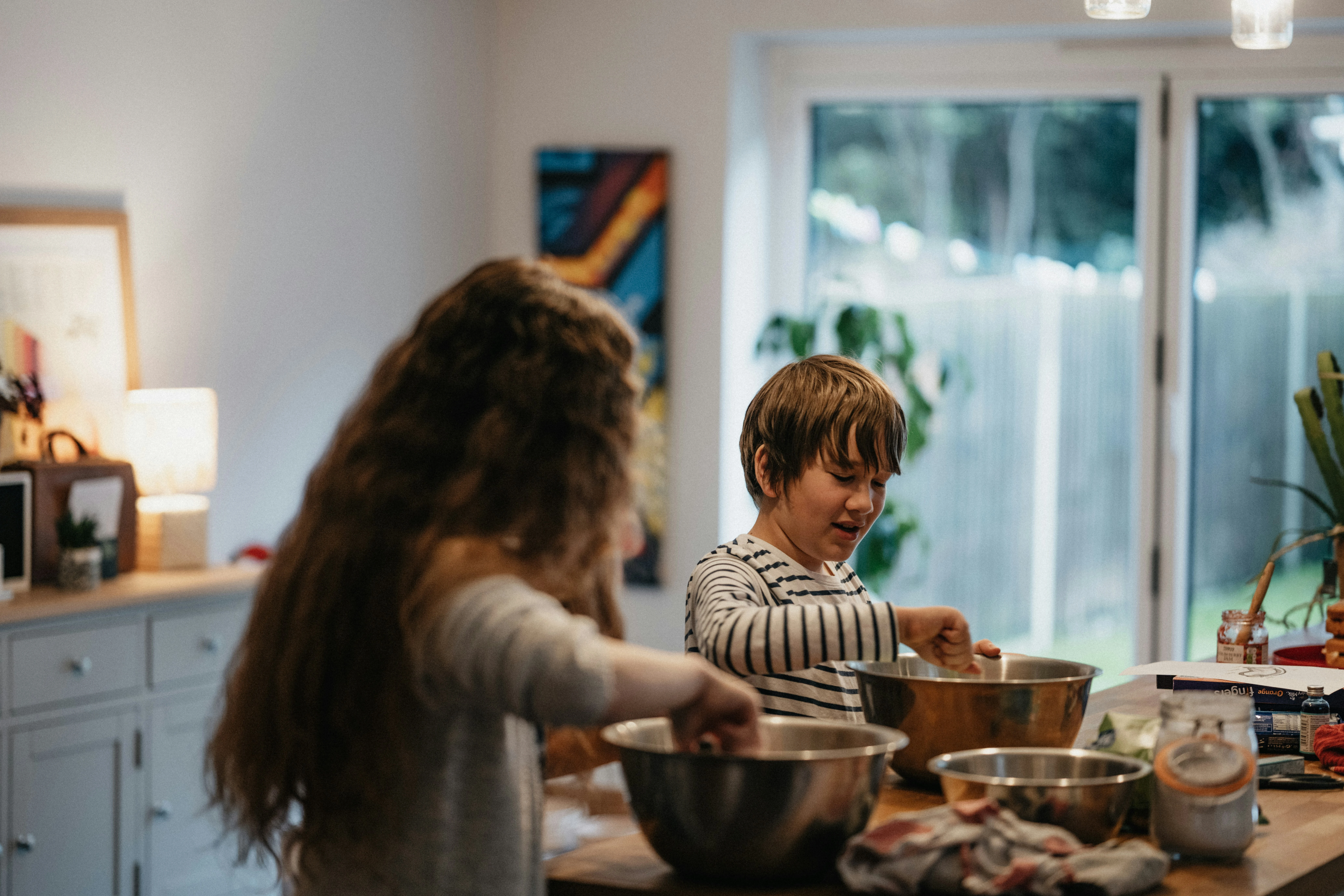 bambini che cucinano insieme