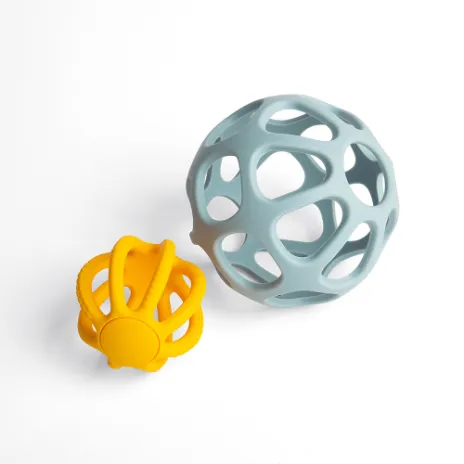 set di palline in silicone per neonati, una di colore giallo e l'altra di colore grigio