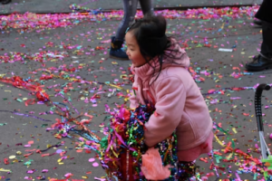 bambina che gioca con coriandoli