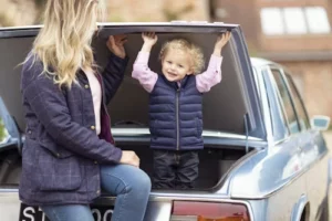 bambino in auto con mamma