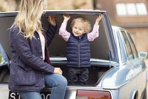 bambino in auto con mamma